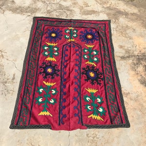 Small Suzani Table Cover  - Perfect Condition  -  Handmade Suzani Textile - Antique Tablecloth - Wall HANGING - Headboard - Vintage Tapestry