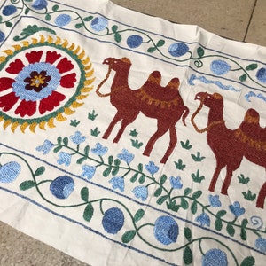 シルク刺繍のエスニックタペストリー生地、動物デザインのテーブルランナー、ヴィンテージ スザニ テーブル生地、ハンドメイドの壁飾り、1.8 x 5.8 フィート