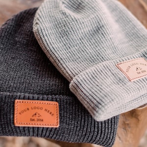 Recomendado para mujeres y niños / Gorros con parche de cuero personalizado / Gorro de punto con puños acanalados