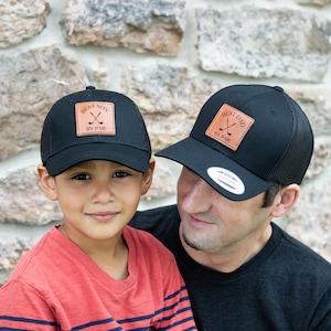 Vater/Sohn-Truckermütze mit Lederaufnäher: „Best Dad By Par“ und „Best Son By Par“ (ZWEIER-SET)