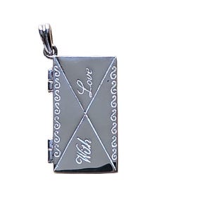 Medallón de plata de ley maciza con foto/recuerdo grabado. Se abre con una cadena de plata maciza.