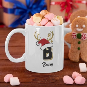 Taza de cerámica blanca de 11 oz con el nombre de pila de la persona y la primera letra decorada. Ideas navideñas para colegas, amigos y familiares