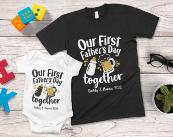 Unser erster Vatertag zusammen Passende Design-Shirts und Strampelanzug | Papa & Kinder T-Shirt Sets | Vatertag personalisiertes Geschenk von Kindern