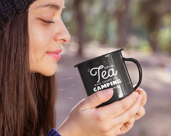 Trinken Sie Tee und machen Sie auf Camping Personalisierte Emaille Schwarze Becher | Geschenkideen für Wanderer, Camper, aktive Menschen, Tee-Liebhaber | Tasse mit Wandermotiv