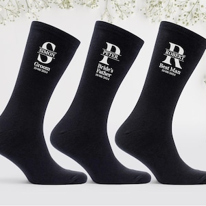Calcetines de boda personalizados para el novio y su séquito, personalizados con el nombre, el cargo y la fecha. Decorados con la primera letra de la persona