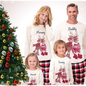 Pigiama natalizio personalizzato per tutta la famiglia – Set di pigiami bianchi coordinati con renne per una coppia