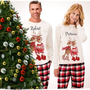 Paare personalisierte Weihnachtspyjamas mit zwei Rentieren mit der roten Nase Liebhaber Weihnachten Pyjamas Long Sleve Top & Bottoms in voller Länge Xmas PJs Bild 1