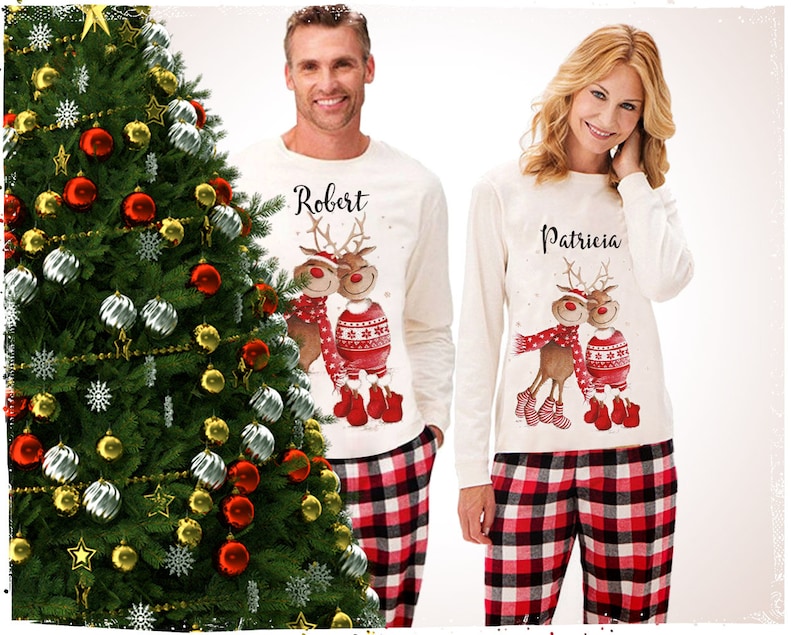 Paare personalisierte Weihnachtspyjamas mit zwei Rentieren mit der roten Nase Liebhaber Weihnachten Pyjamas Long Sleve Top & Bottoms in voller Länge Xmas PJs Bild 1