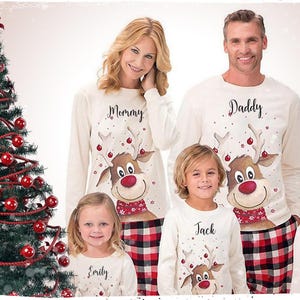 Personalisierte Weihnachtsfamilien-Pyjamas - Rentier mit der roten Nase Passendes weißes PJs-Set