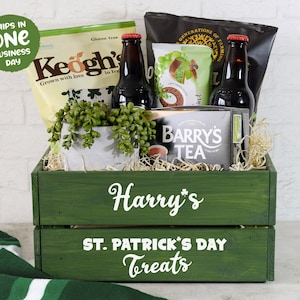 Personalised Wooden Patrick&#39;s Day Treats Crate, Green Wood Box for Presents, Irish Festival Gift Ideas, Shamrock Theme Paddy&#39;s Day Treat Box