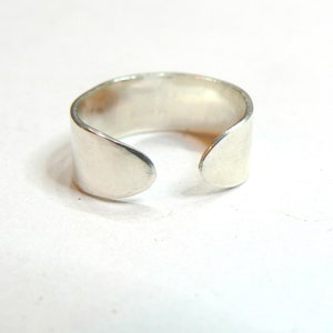 Medium Open Toe Ring 6mm Wide.  Smooth Or Hammered Finish. Available in Sterling Silver, Brass, Aluminium, Copper.