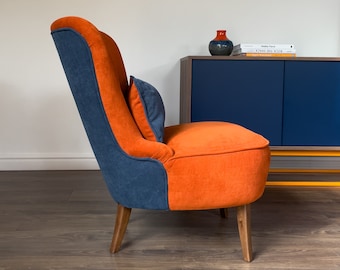 Silla de cóctel sin brazos de mediados de siglo, color naranja y azul, con cojín.