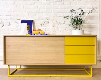 Aparador moderno de roble natural amarillo con cajones.