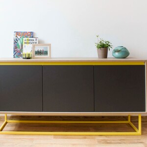 Könnte beinhalten: Ein Satz von drei Keramik-Nistbechern in Blau-, Grün- und Weißtönen. Die Schalen haben eine gesprenkelte Glasur und ein schlichtes, modernes Design. Die größte Schüssel hat einen Durchmesser von etwa 15 cm.