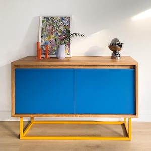 Sideboard in kräftigem Blau und Eiche - Kompakt, stilvoll und modern