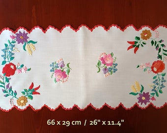 Hand-embroidered 26"x11" vintage table runner, table centerpiece with Hungarian (Kalocsa) embroidery