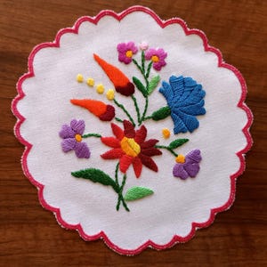Hand-Embroidered 6&quot; Round Vintage Doily with Authentic Hungarian Kalocsa Embroidery