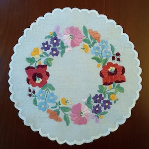 Hand embroidered Hungarian round 11&quot; vintage linen doily with authentic Kalocsa embroidery.