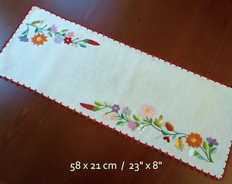 Hand-embroidered 23"x8" vintage linen table runner, table centerpiece with Hungarian (Kalocsa) embroidery