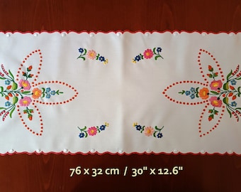 Hand-embroidered 30"x13" vintage table runner, table centerpiece with Hungarian (Kalocsa) embroidery