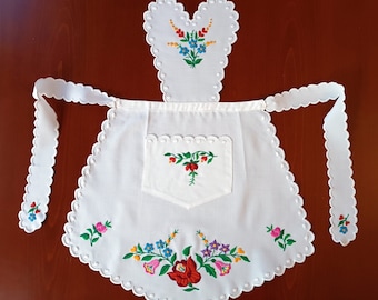 Vintage apron with Hungarian embroidery of Kalocsa pattern for your Mom