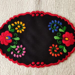 Mantel ovalado bordado de 10", tapete negro, posavasos floral hecho a mano con patrón húngaro.
