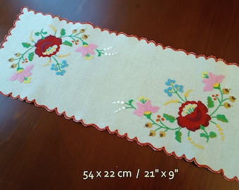 Hand-embroidered 21"x9" vintage linen table runner, table centerpiece with Hungarian (Kalocsa) embroidery