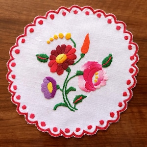 Hand-Embroidered 6&quot; Round Vintage Doily with Authentic Hungarian Kalocsa Embroidery