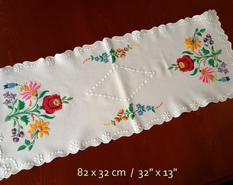 Hand-embroidered 32"x13" vintage table runner, table centerpiece with Hungarian (Kalocsa) embroidery