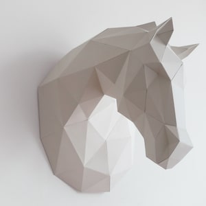 Scultura di carta a forma di cavallo, artigianato in carta 3D, arte murale fai da te, cavallo origami, arte di carta low poly stampabile, arredamento per la casa, regalo fai da te, stampa a casa in PDF