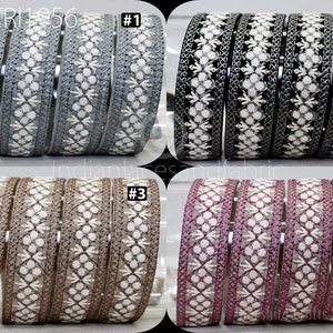 Pode incluir: Quatro rolos de acabamento bordado decorativo em várias cores: cinza, preto, castanho e malva. Cada acabamento apresenta um padrão floral com detalhes brancos e prateados. O acabamento é usado para costura, artesanato ou embelezamento de roupas e acessórios.