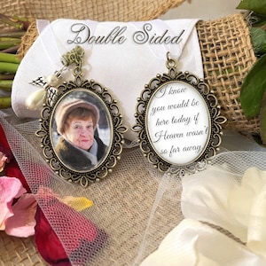 以下が含まれることがあります： 片面には女性の肖像写真、もう片面には「天国がそんなに遠くなければ、あなたは今日ここにいるでしょう。 」というテキストが書かれた、両面タイプの追悼用チャームです。