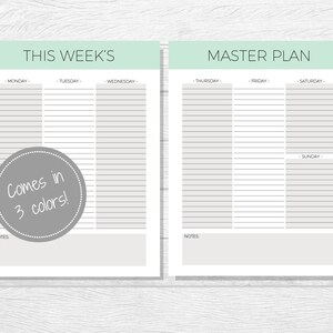 Op de afbeelding: Printbare wekelijkse en masterplanner met een lichtgroene kop en grijze lijnen. De planner heeft secties voor elke dag van de week en een notitiegedeelte. De tekst "This Week's" en "Master Plan" staat bovenaan de planner. De tekst "Comes in 3 colors!" staat in een cirkel aan de linkerkant van de planner.