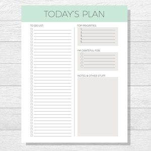 Op de afbeelding: Een printbare dagelijkse planner met secties voor een to-dolijst, topprioriteiten, dingen waar je dankbaar voor bent en notities. De planner heeft een lichtgroene kop met de tekst "TODAY'S PLAN" en een lichtgrijze achtergrond.