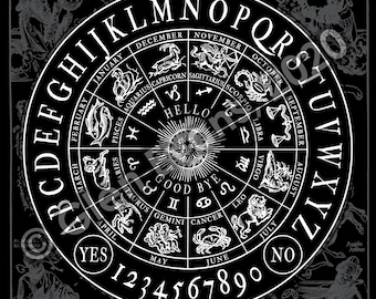 Puede incluir: Una tabla de Ouija en blanco y negro con un diseño circular que presenta el alfabeto, los números y los signos del zodíaco. La tabla tiene las palabras "Hello" y "Goodbye" en el centro.