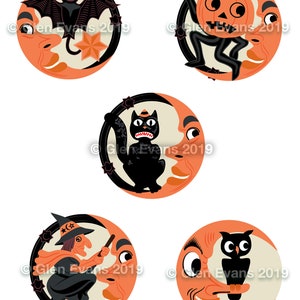 Puede incluir: Cinco imágenes ilustradas con temática de Halloween que representan un gato negro, un murciélago, un búho, una bruja y una calabaza. Cada imagen está situada sobre una luna creciente con la cara sonriente de un hombre.