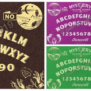 Peut inclure: Un plateau de Ouija de style vintage avec un fond brun et des lettres jaunes. Le plateau présente l'alphabet, les chiffres de 1 à 9 et 0, ainsi que les mots "Oui", "Non" et "Adieu".