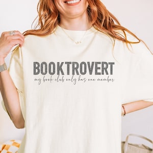 Booktrovert Komfort Farben Grafik T-Shirt Bücherwurm Shirt Buch Club T-Shirt Geschenk für Buchliebhaber Lese Tshirt Bücher sind meine Liebe Sprache