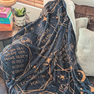 Manta de lectura ACOTAR con licencia oficial: supersuave, perfecta para tu rincón de lectura. Regalo ideal de SJM para amantes de los libros y fans.