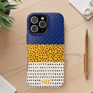Funda personalizada para teléfono con iniciales, funda con monograma para iPhone, funda personalizada con nombre, funda estilo preppy azul marino y amarillo con lunares. Regalo ideal.