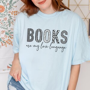 Bookish Comfort Farben Grafik-T-Shirt Bookish Shirt Buch Club T-Shirt Geschenk für Buch-Liebhaber, die Tshirt Bücher lesen, sind meine Liebessprache