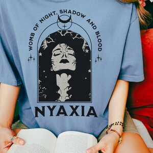The Crowns of Nyaxia-boekenshirt The Serpent and The Wings of Night-shirt Comfort Colors®-T-shirt, Carissa Broadbent-licentie voor boekenachtige merchandise