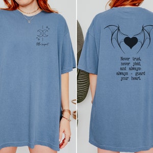 Nightborn Duet-t-shirt van The Crowns of Nyaxia Books Little Serpent Shirt Comfort Colors®-T-shirt, Carissa Broadbent Licensed Bookish Merch