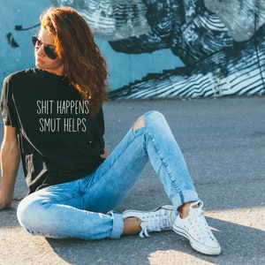 Shit Happens Smut Helps T-shirt Zabawna koszulka dla fanów książek Romantasy Świetny prezent dla miłośników książek fantasy Romance Bookish Zabawna koszulka dla mamy