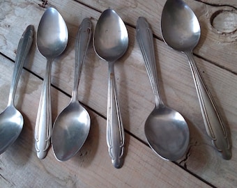 古い錆びたスプーン / ヴィンテージの金属製スプーン / アンティークのキッチン用品 / スプーン 6 本セット / ヴィンテージのスープスプーン / 古いサービング用品