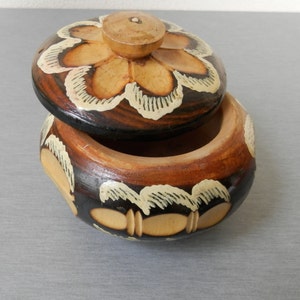 Vintage kleine handgeschnitzte Holzkiste / Holz Schmuck-Box / Hand gemalte hölzerne Schmuck-Box / Runde Holzkiste / Vintage geschnitzt Holzkiste.