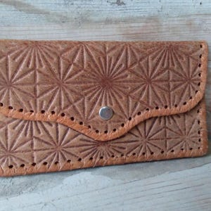 Monedero de cuero vintage / Monedero de cuero con herramientas vintage / billetera de cuero marrón / embrague de cartera de mujeres / cuero genuino / cuero con herramientas