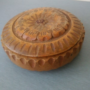 Vintage Round Wooden Box / Hand- Carved Wooden Box / Decorative Hand Carved Wooden Jewelry Box / Wood Box With Lid / Carved Wooden Box .