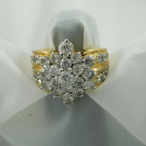 Vintage Collectible Ladies Cocktail Ring with Rhinestones