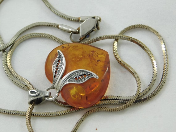 Collier Vintage Argenté Avec Pendentif Cœur En Résine Ambre – Ancien, Style Rétro Et Unique – Référence 3421
